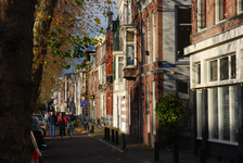 900080 Gezicht op de Bemuurde Weerd O.Z. te Utrecht, met rechts de ingang van de Kraanstraat.